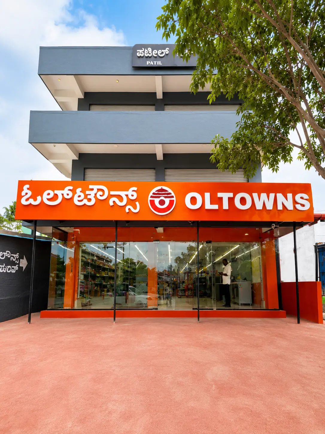 OLTOWNS store with glass frontage and orange facade