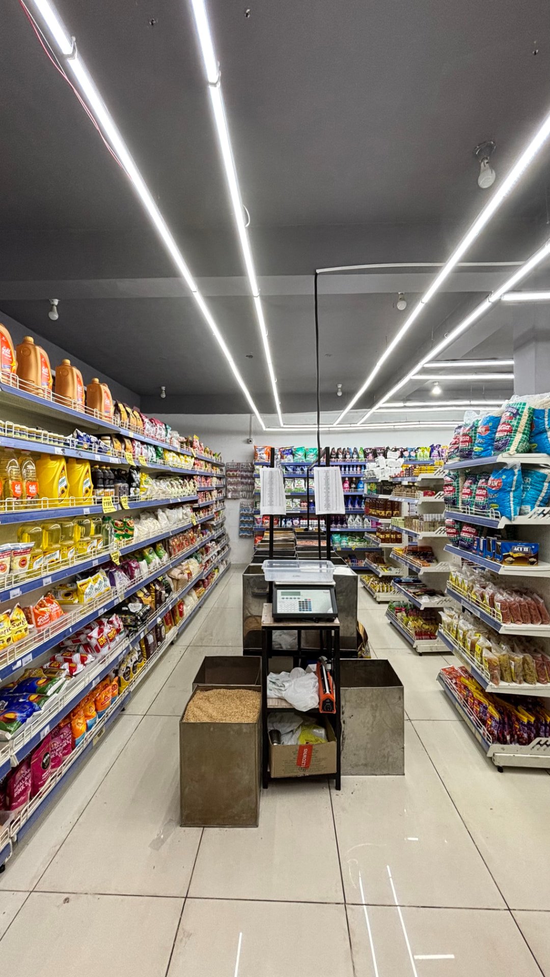 Wide aisle inside an OLTOWNS supermarket